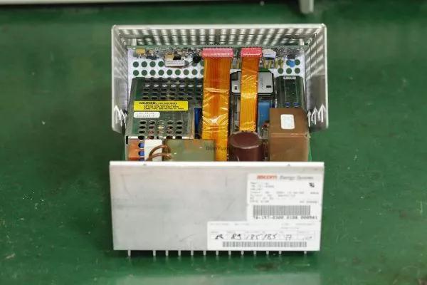 ，外殼邊緣沖扣直接卡在內(nèi)部PCB上